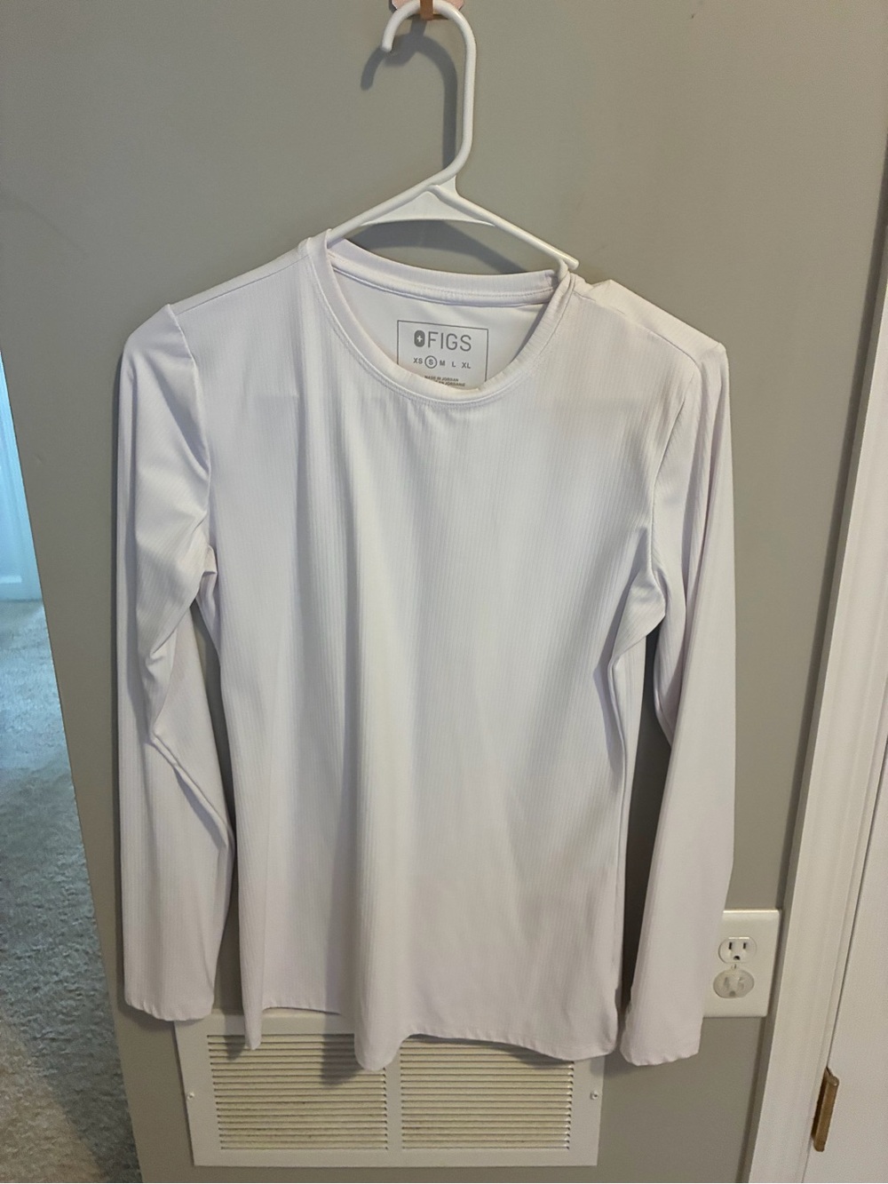 New without tags I FIGS women’s  Long-Sleeve Crew in White